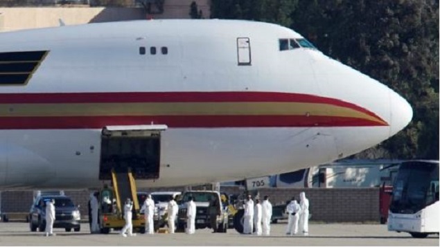 طائرة مستأجرة من قبل وزارة الخارجية الأمريكية لإجلاء موظفي الحكومة وغيرهم من الأميركيين من مدينة ووهان الصينية. قاعدة عسكرية في كاليفورنيا - 29 يناير كانون الثاني 2020 - Mike Blake/Reuters