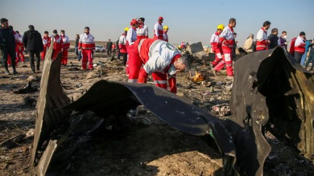 فريق من الهلال الأحمر الإيراني يتفقّد حطام الطائرة الأوكرانية اليوم الأربعاء في مدينة شاهدشهر في جنوب غرب العاصمة الإيرانية طهران - Nazanin Tabatabaee/WANA/Reuters