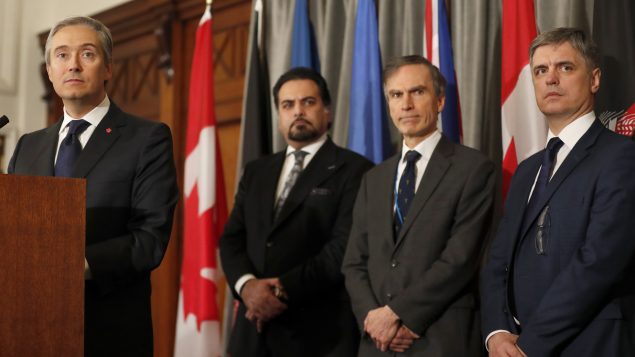 من اليمين إلى اليسار : وزير خارجية أوكرانيا، نائب في مجلس العموم البريطاني، وزير خارجية أفغانستان ووزير خارجية كندا في لندن يوم 16/01/2020 - AP Photo / Frank Augstein