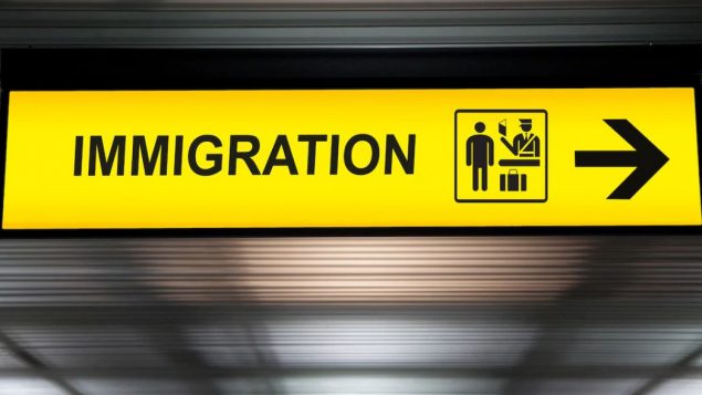 تعنزم الحكومة الكندية السماح للبلديات باختيار المهاجرين لسدّ النقص في اليد العاملة - iStock