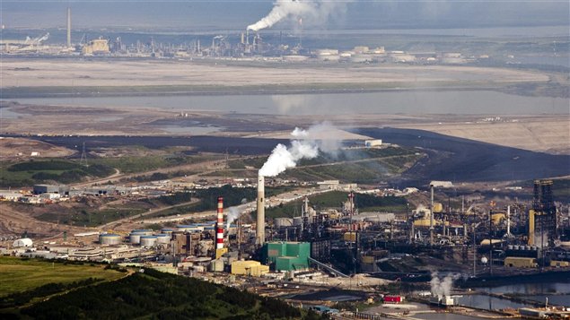 منشآت لاستخراج النفط من الرمال الزفتية قرب فورت ماك موراي في شمال مقاطعة ألبرتا في غرب كندا (أرشيف) / Jeff McIntosh / CP