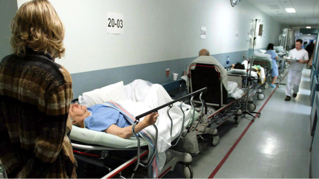 تزدحم اقسام الطوارئ في مستشفيات كيبيك بصورة خاصّة خلال اعياد الميلاد ورأس السنة/Paul Chiasson/PC