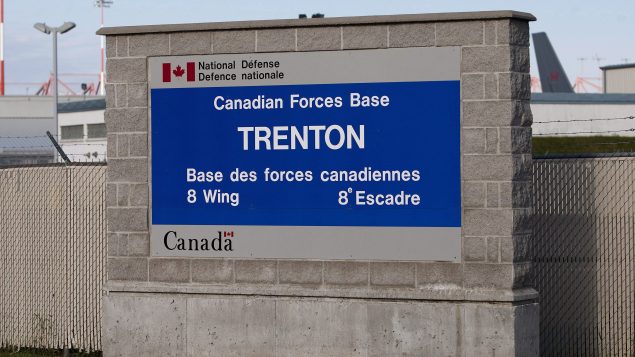 كان من المقرر أن تغادر الطائرة ووهان مساء اليوم الأربعاء وتصل إلى قاعدة عسكرية في ترينتون في أونتاريو صباح الخميس - The Canadian Press / Lars Hagberg
