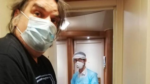جوليان برجورون أحد الكنديّين المصابين بفيروس كورونا غادر السفينة السياحيّة دايموند برنسس لتلقّي العلاج في احد مستشفيات طوكيو/Manon Trudel/Facebook