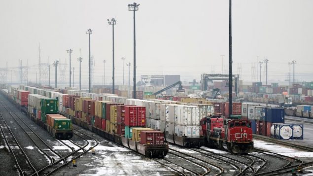 الاحتجاجات على مشروع أنبوب كوستال غاسلينك أدّت إلى شلّ حركة القطارات في العديد من أنحاء كندا/Mark Blinch/Reuters
