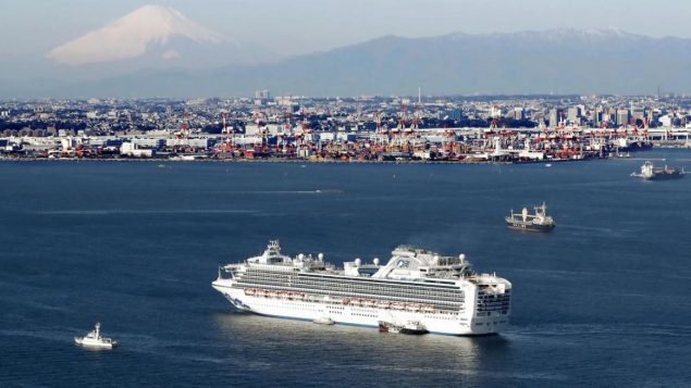 يوجد حاليّا 251 كنديًا على متن سفينة سياحية "Diamond Princess"  خاضعة لحجر صحّي يدوم 14 يوما قبالة ميناء يوكوهاما في اليابان - The Canadian Press / Hiroko Harima / Kyodo News / AP