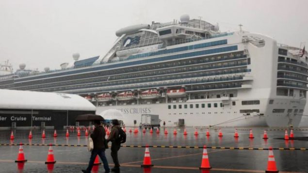 السفينة السياحيّة دايموند برنسس محتجزة قبالة سواحل اليابان بسبب تفشّي فيروس كورونا/Jae C. Hong/AP