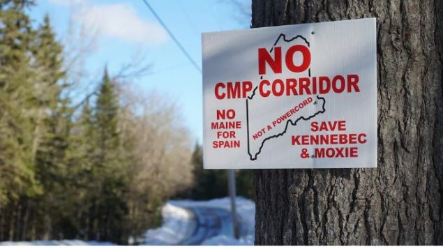لافتة في ماين معارضة لمشروع خطّ نقل الكهرباء من كيبيك نحو هذه الولاية الأميركيّة /Mathieu Potvin/Radio-Canada