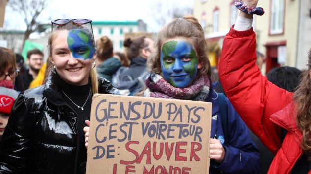 طلبة يتظاهرون من أجل المناخ في لافال في مقاطعة كيبيك (أرشيف) - Radio Canada / Stephane Lamontagne