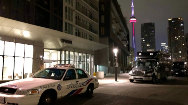 الشرطة تحيط بمبنى في تورونتو وقعت فيه حادثة إطلاق نار أسفرت عن سقوط 3 قتلى/Martin Trainor/CBC/ هيئة الإذاعة الكنديّة