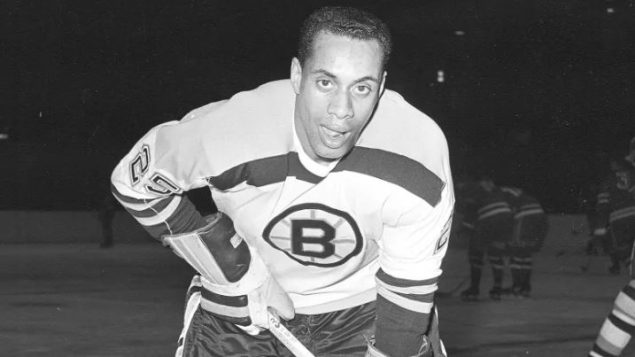 أصبح ويلي أوري أول لاعب أسود في دوري الهوكي الوطني (NHL) في 18 يناير كانون الثاني1958 - Photo : 1960/The Associated Press