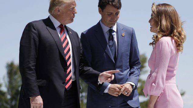 رئيس الحكومة الكنديّة جوستان ترودو (في الوسط) وزوجته صوفي غريغوار يرحّبان بالريس الأميركي دونالد خلال قمّة الدول السبع في شارلوفوا في كيبيك في 08-06-2018/-Evan Vucci/AP/CP