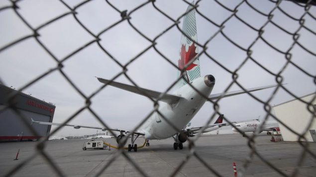 ووفقًا لأحدث تقرير سنوي لها، أعلنت الخطوط الجوية الكندية أن عدد عمّلها تجاوز 37.000 موظف في نهاية عام 2019 . ومنذ بداية الأزمة قامت بتسريح آلاف العمّال - Radio Canada / Ivanoh Demers