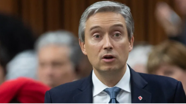  وزير الخارجيّة الكندي فرانسوا فيليب شامبان وضع نفسه في العزل المنزلي/(Adrian Wyld/CP