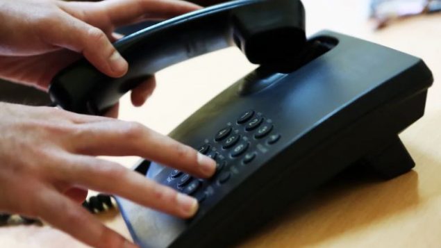 يلجأ المحتالون إلى المكالمات الهاتفيّة في عمليّات الاحتيال المالي حسب الشرطة/(NabuPhotoBank/Shutterstock