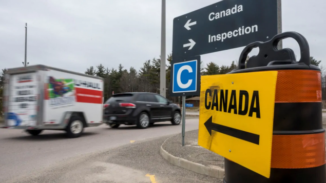 سيّارات على الحدود الكنديّة الأميركيّة على جسر ثاوزند ىيلاند في اونتاريو/Alex Filipe/Reuters