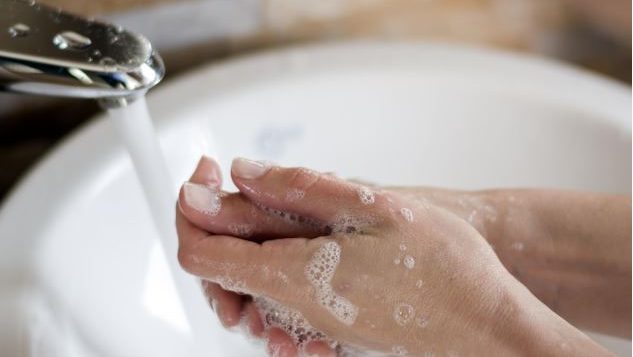 يجب غسل الأيدي بانتظام لمدة 20 ثانية على الأقل بمحلول كحولي مائي أو بالماء والصابون. وهذه أفضل طريقة لقتل الفيروس - iStock / Milicad