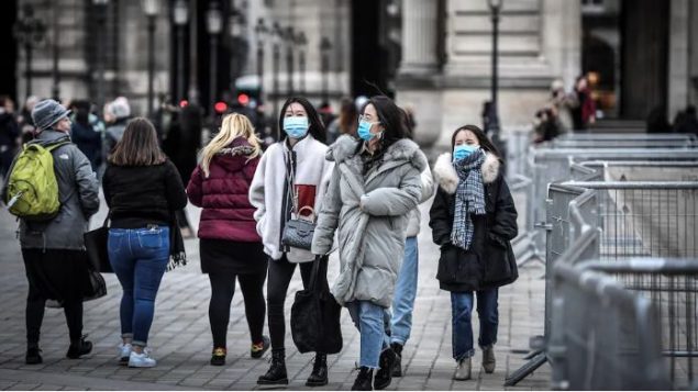 ارتفع الطلب على الكمامات بسبب انتشار وباء فيروس كورونا/Stéphane de Sakutin/Getty Images