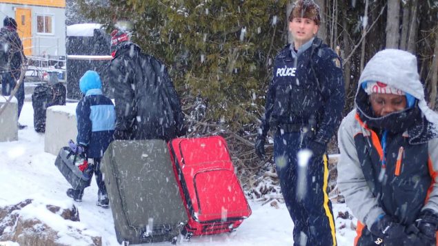 مهاجرون غير نظاميون يصلون إلى كندا عبر الحدود مع الولايات المتحدة - Radio Canada / René Saint Louis 