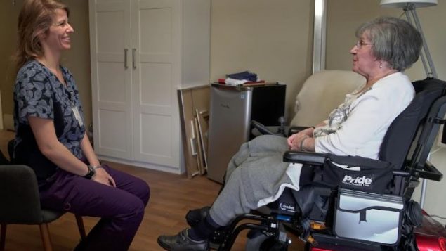 المساعدة الممرّضة سيلين كودير (إلى اليسار) تتحدّث إلى ميشيل بوشار التي تقيم منذ عدّة سنوات في مركز الرعاية الصحيّة الطويلة الأمد/Radio-Canadaإلى المقيمة منذ عدّة سنوات