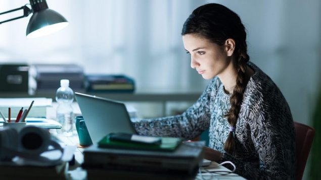 تستخدم العديد من المؤسّسات والشركات نظام العمل عن بعد لموظّفيها(أرشيف) Istock