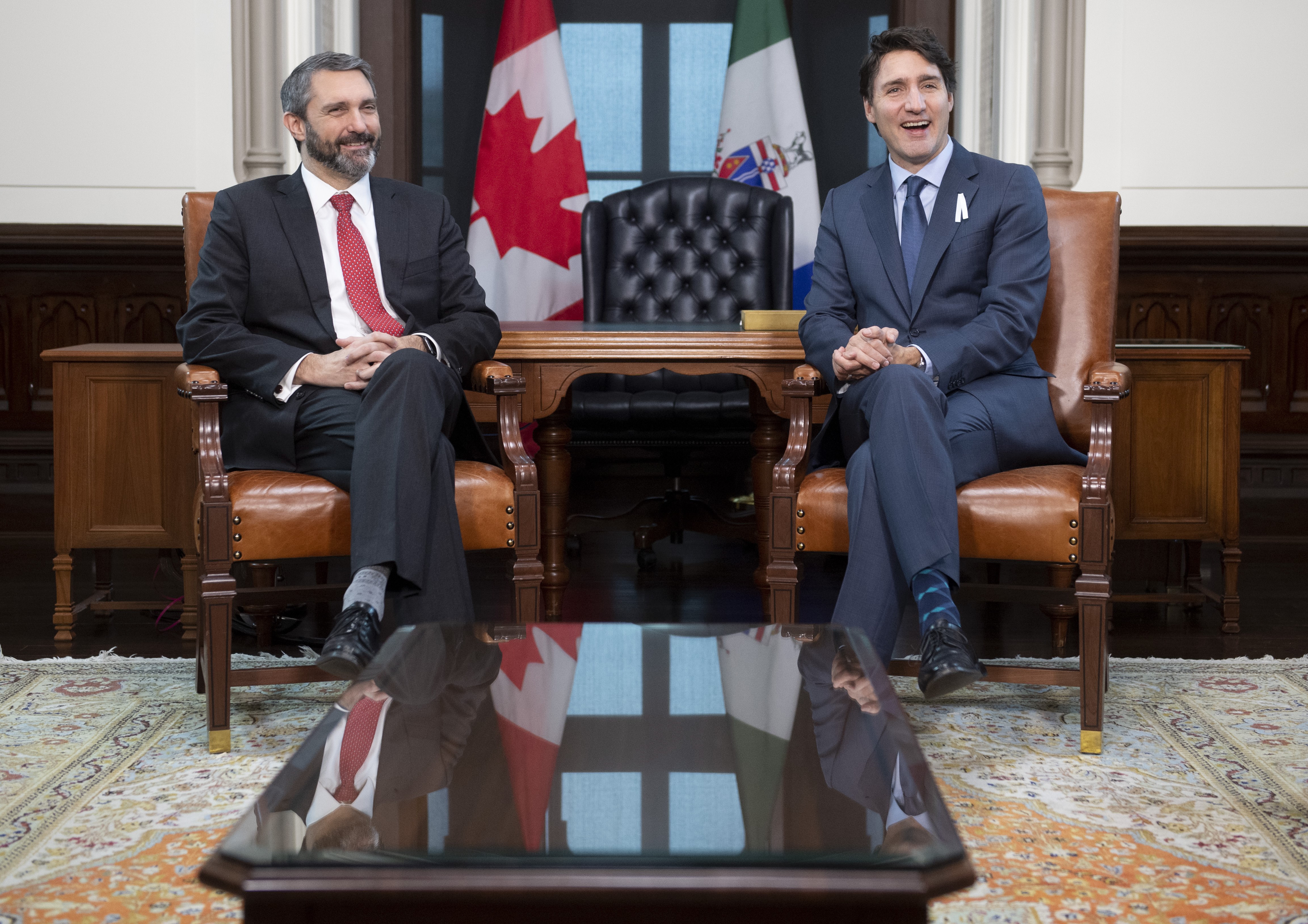 رئيس الحكومة الكنديّة جوستان ترودو (إلى اليمين) ورئيس حكومة إقليم يوكن ساندي سيلفر في أوتاوا في 06-09-2019/Adrian Wyld/PC
