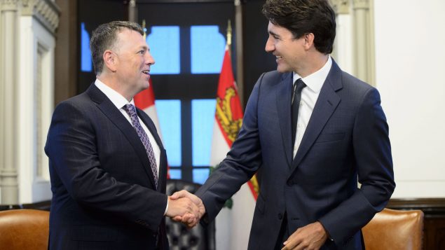 رئيس الحكومة الكنديّة جوستان ترودو (إلى اليمين) مستقبلا رئيس حكومة جزيرة برنس إدوارد في أوتاوا (أرشيف) /Sean Kilpatrick/CP