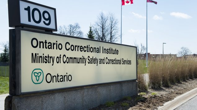 سجن برامبتون في أونتاريو أقفل أبوابه وتمّ نقل السجناء منه بعد وقوع إصابات بمرض كوفيد-19 /Nathan Denette/CP