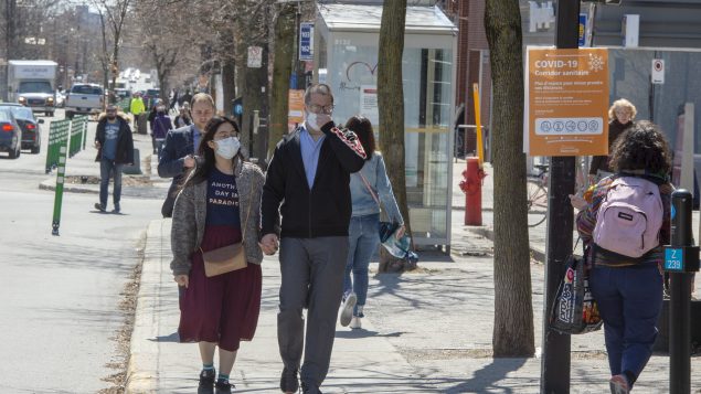 أشخاص يسيرون في أحد شوارع مونتريال في 28-04-2020/Ryan Remiorz/CP