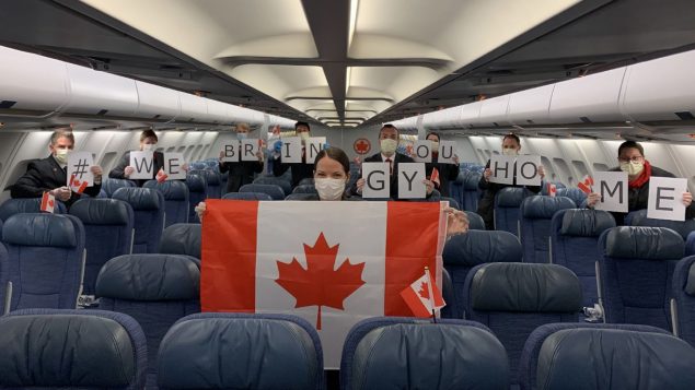 طاقم طائرة تابعة للخطوط الجوية الكندية أجلت رعايا كنديين في أبريل نيسان 2020 - Twitter/Air Canada