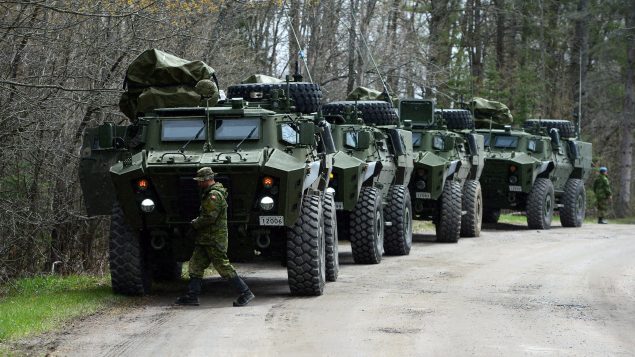 وحدة من الجيش الكندي أثناء عملية مساعدة للمدنيين بع فيضانات مايو أيار 2017 في كيبيك - The Canadian Press / Sean Kilpatrick