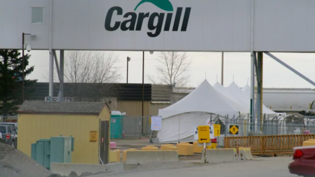 مصنع كارغيل لمعالجة اللحوم واحد من المصانع التي أقفلت أبوابها مؤقّتا بسبب تفشّي وباء فيروس كورونا المستجدّ/Dan McGarvey/CBC/ هيئة الإذاعة الكنديّة