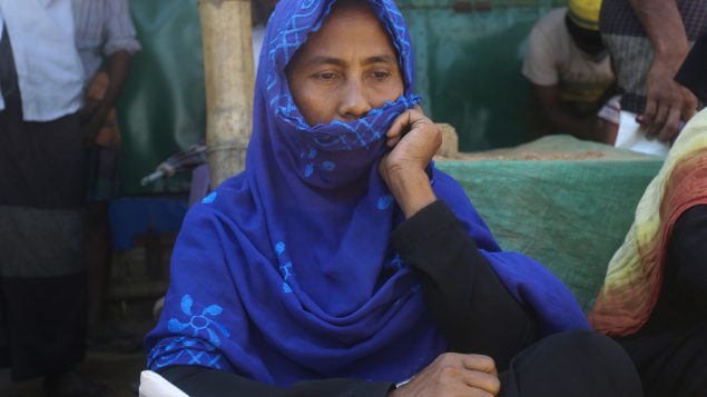 لاجئة من أقلية الوهينغا في مخيّم في بنغلاديش حيث يقيم مليون لاجئ في ظل الخوف من انتشار فيروس كورونا في مطلع أبريل نيسان 2020 - AP Photo / Suzauddin Rubel