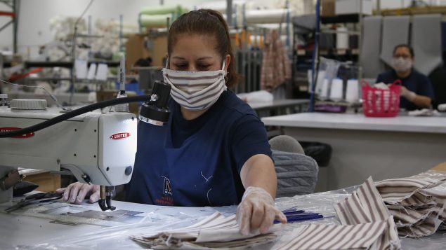 عاملة في مصنع لإنتاج الكمّامات الطبية في أوكلاهوما سيتي في الولايات المتحدة 1 أبريل نيسان 2020 – AP Photo / Sue Ogrocki