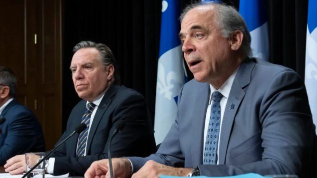 (إلى اليمين) بيار فيتزغيبون، وزير الإقتصاد في كيبيك إلى جانب فرانسوا لوغو، رئيس حكومة كيبيك - Jacques Boissinot / The Canadian Press