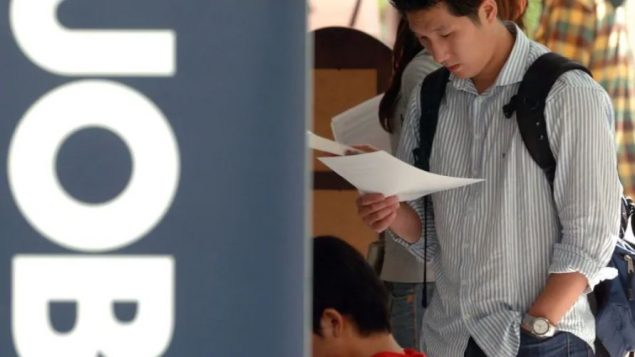 وسيتمكّن الطلاب الذين لديهم وظيفة، ولكنهم يكسبون 1.000 دولار شهريًا أو أقل، من الحصول هذه المساعدة التي تديرها وكالة الضرائب الندية. وستكون المدفوعات بأثر رجعي حتى 1 مايو - Seokyong Lee / Bloomberg News
