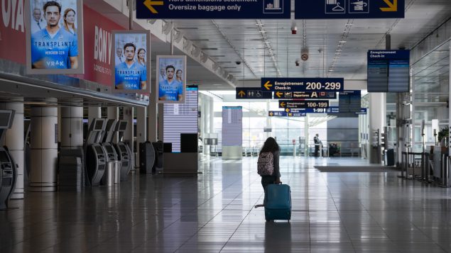 انخفض عدد المسافرين الداخلين إلى كندا من 407.000 مسافر أجنبي في مارس آذار 2019 إلى 160.000 مسافر في نفس الشهر من 2020 ويبدو بهو الوصل فارغا في مطار مونتريال يوم 8 أبريل نيسان 2020- Paul Chiasson / The Canadian Press