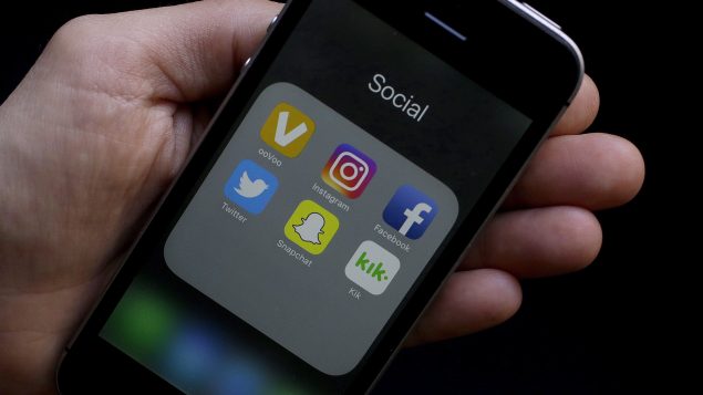 حكومة بريتيش كولومبيا تعتزم تزويد المشرّدين بهوانف خليويّة للاطّلاع على إرشادات الوقاية من فيروس كورونا/Jeff Chiu/AP/CP