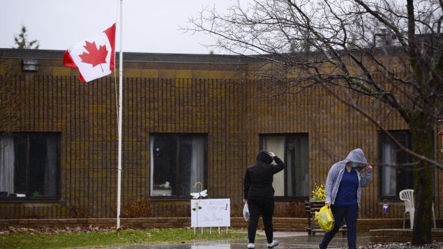 العلم الكندي منكّس أمام أحد مراكز رعاية المسنّين في أونتاريو بعد وفاة 14 من نزلاء المركز بمرض كوفيد-19 في 13-04-2020/ Sean Kilpatrick/CP