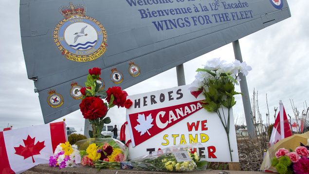 موقع تكريم في داتموث في نوفا سكوشا تكريما لضحايا تحطّم مروحيّة كنديّة خلال مشاركتها في مهمّة للناتو في البحر المتوسّط/Andrew Vaughan/CP