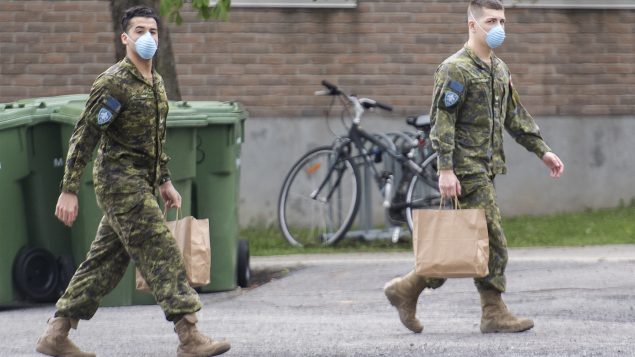 انتشر الجيش الكندي للمساعدة في مراكز الرعاية الطويلة الأمد في مقاطعتي كيبيك و أونتاريو//Graham Hughes/CP