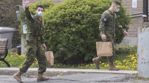 انتشر الجنود الكنديّون في مراكز الرعاية الطويلة الأمد في كيبيك لمدّ يد المساعدة للعامين بعد أن أدّت الجائحة إلى تفاقم الأوضاع فيها/Graham Hughes/CP