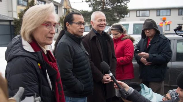 من اليسار إلى اليمين : الوزيرة الكندية للعلاقات مع السكان الاصلين، كارولين بينيت، الزعيم الوراثي ووس ووزير العلاقات مع السكان الأصليين في حكومة بريتيش كولومبيا (1 مارس آذار 2020)- Jonathan Hayward / The Canadian Press