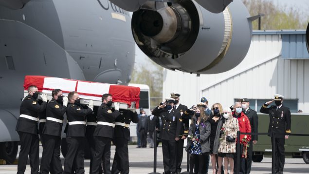 مراسم إعادة "الجثامين" إلى الوطن في قاعدة في ترينتون العسكرية في أونتاريو - The Canadian Press / Frank Gunn