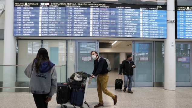 سيتم توزيع أكياس العناية الشخصية على المسافرين. وتحتوي هذه الأكياس على معقم اليدين ومواد النظافة الأخرى - Chris Helgren / Reuters 