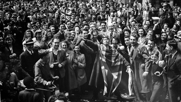 الاحتفال بنهاية الحرب العالمية الثانية في أوروبا - الصورة من شوارع مونتريال 8 مايو أيار 1945 - The Canadian Press / National Archives Canada