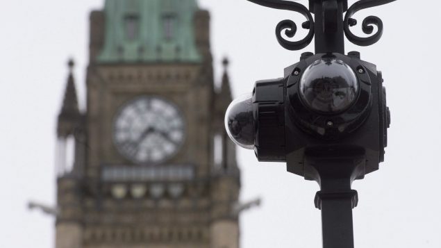 كاميرا مراقبة على مصباح فوق هضبة البرلمان في أوتاوا/Adrian Wyld/CP