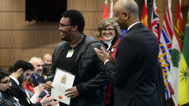 وزير الهجرة الكندي السابق أحمد حسين يسلّم شهادة الجنسيّة في حفل تأدية قسم الجنسيّة في 17-04-2019/Sean Kilpatrick/CP