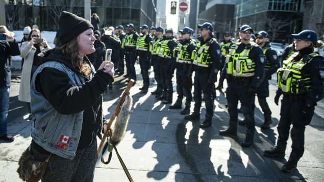 عناصر من شرطة أوتاوا في مواجهة متظاهرين معترضين على أنبوب كوستال للنفط في 20-02-2020/Justin Tang/CP