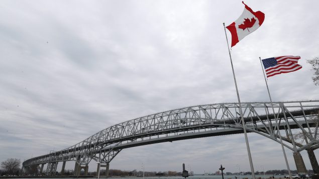 الحدود بين كندا والولايات المتّحدة مغلقة في وجه السفر غير الضروري بسبب جائحة كوفيد-19/Paul Sancya/AP